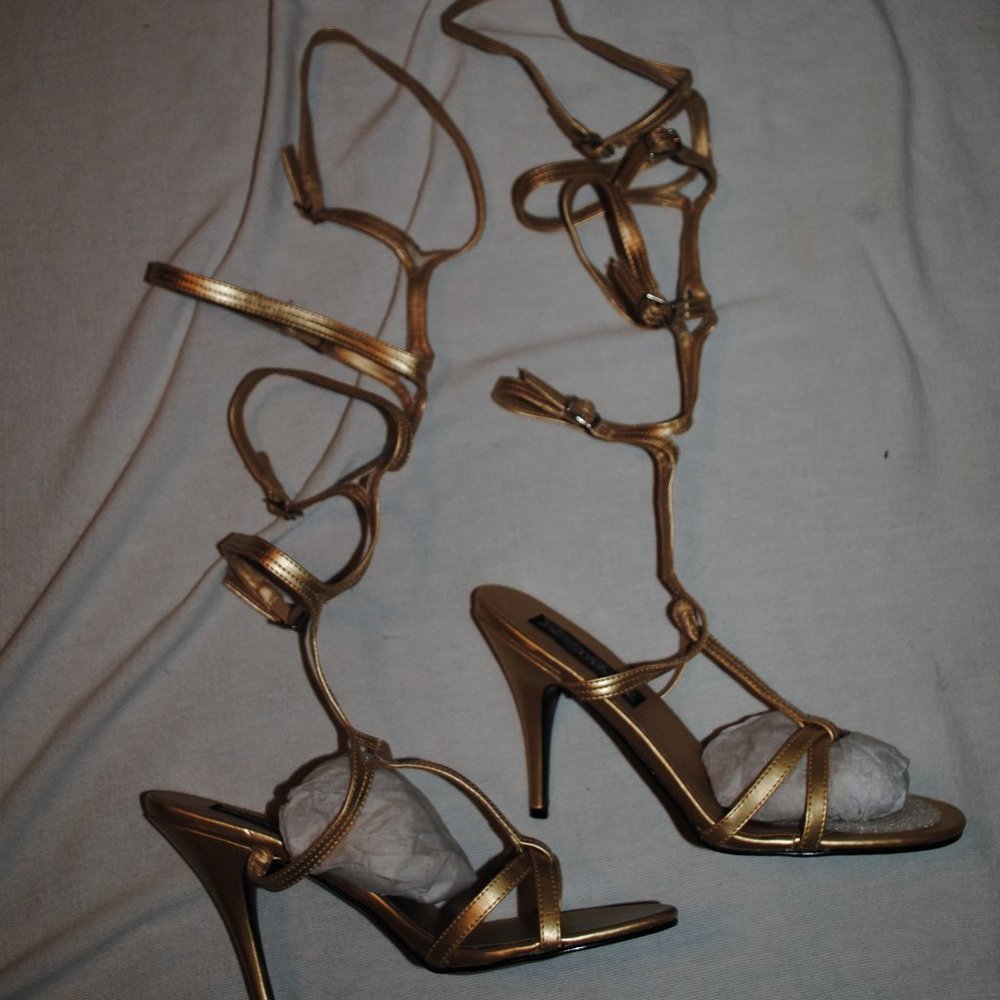 NIB SZ 10M GOLD ROMAN 4IN HEEL, OPEN SANDAL TO KNEE